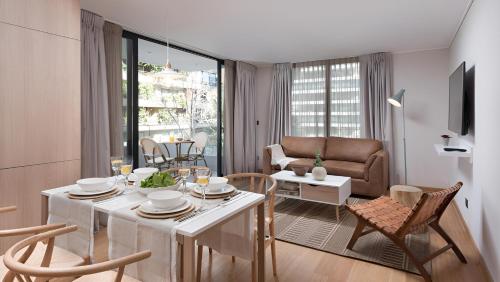a living room with a white table and chairs at Zip Housing El Golf in Santiago