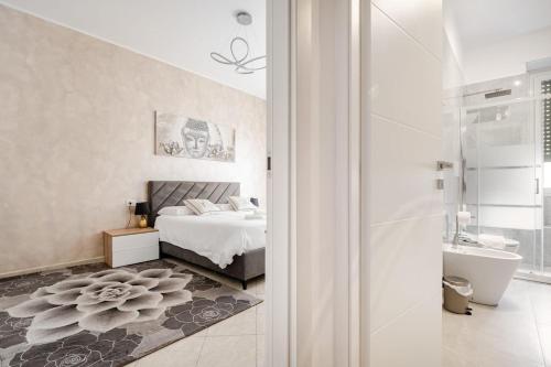 ein Schlafzimmer mit einem Bett und ein Badezimmer mit Dusche in der Unterkunft San Siro Hideaway, Garage,Metro&Wifi! in Mailand