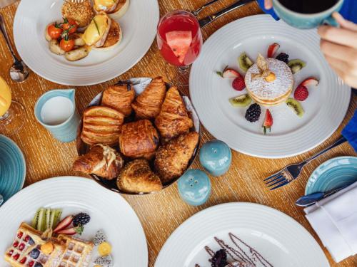 فيرمونت باب البحر في أبوظبي: طاولة عليها أطباق طعام الإفطار