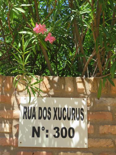 a sign that reads rua does xuculus at Chacara do Alemao in Flecheiras