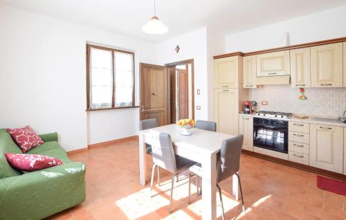 Una cocina y una sala de estar con una mesa y un sofá. en 2 Bedroom Nice Home In Porchiano, en Porchiano