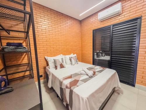 Postel nebo postele na pokoji v ubytování Maravilhoso loft com + ar condoicionado e vaga