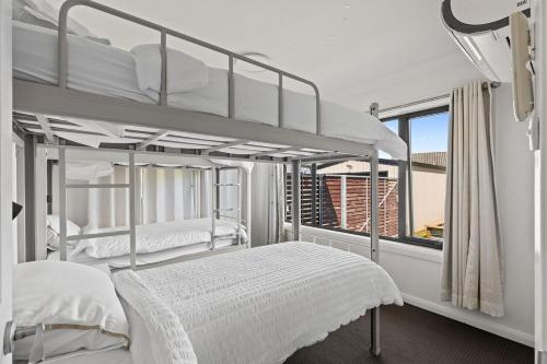 deux lits superposés dans une chambre avec fenêtre dans l'établissement Charming home on Percy, à Devonport