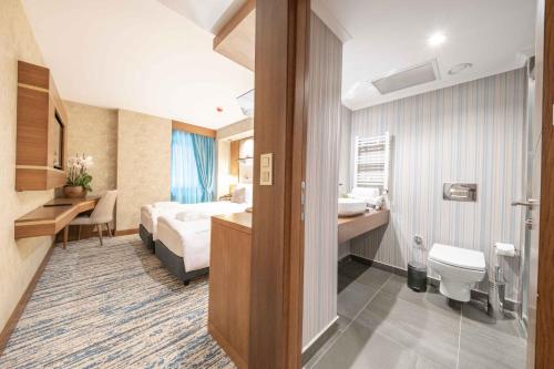 una habitación de hotel con una cama y un baño en Grand Canyon Hotel, en Ankara