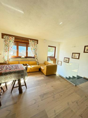 a living room with a table and a couch at Il Capricorno in Châtillon