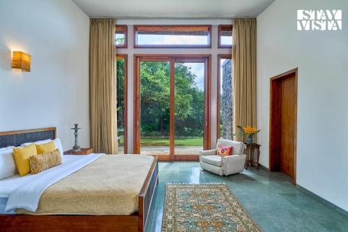 Katil atau katil-katil dalam bilik di Jay House by StayVista - Leisure oasis with pool, snooker, table tennis & foosball fun
