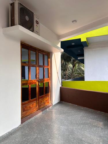 een deur van een gebouw met een groene muur bij Gajalee Beach House in Bhogwe