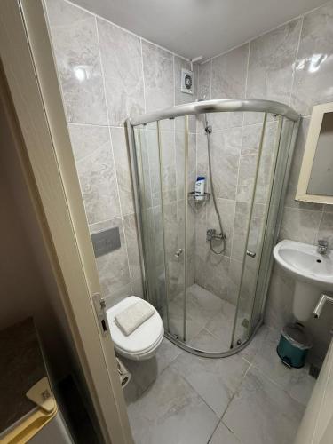 een badkamer met douche, toilet en wastafel bij Şişli Suites - Room41 in Istanbul