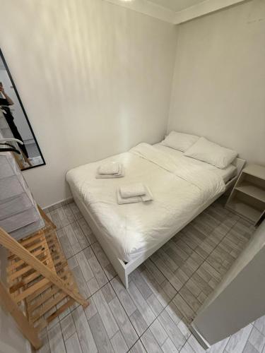 een slaapkamer met een wit bed met twee handdoeken erop bij Şişli Suites - Room41 in Istanbul