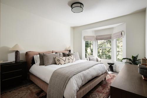 ein Schlafzimmer mit einem großen Bett und einem Fenster in der Unterkunft Newport Coast Bungalow in Newport Beach