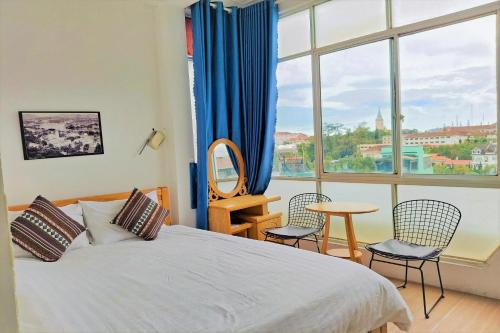 En eller flere senge i et værelse på Chau Giang Hotel