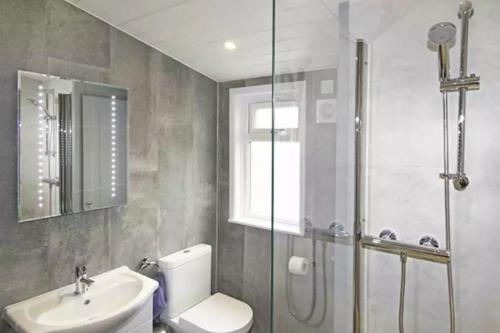 Et badeværelse på Forest Edge 2 Bedroom Sublime Caravan with Hot Tub