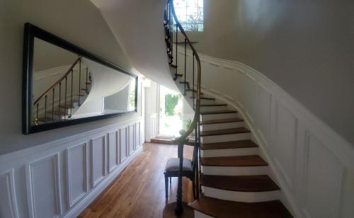 a staircase in a house with a stair case at La Maison V.H., Appartements d'Hôtes in Troyes