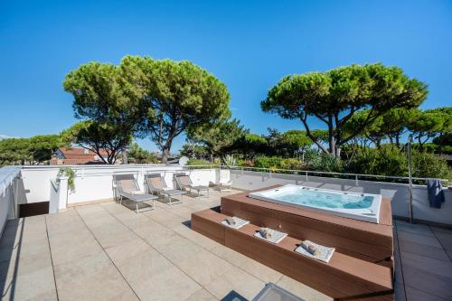 a hot tub on the roof of a house at Summer Villas in Lignano Sabbiadoro