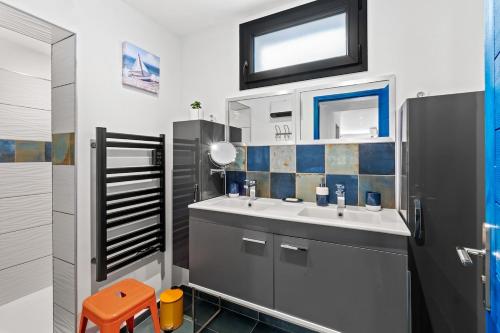 La maison bleue في Le Rove: حمام مزود بحوض ومِرآة