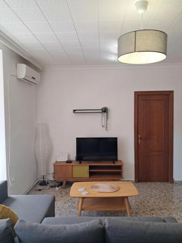 a living room with a couch and a table at Apartamento El Lago Dos, Cartagena Centro in Cartagena