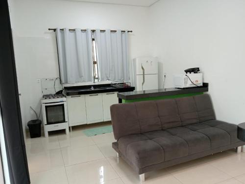 un salon avec un canapé et une cuisine dans l'établissement Camping Rio Formoso, à Bonito