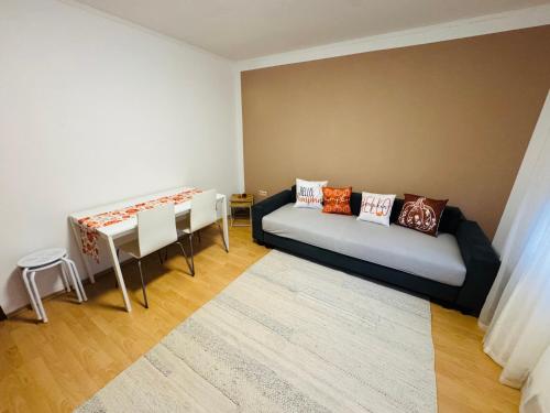 ein Wohnzimmer mit Sofa und Tisch in der Unterkunft Alari Loft in Korbach