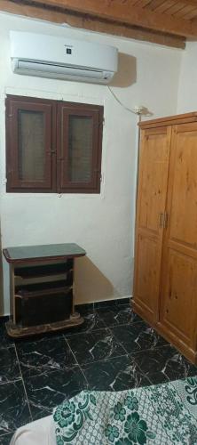 een lege kamer met een tafel en een kast bij feel lik your home in Saint. Catherine