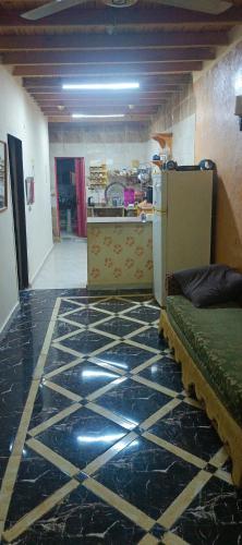 een keuken met een zwart-witte tegelvloer bij feel lik your home in Saint. Catherine