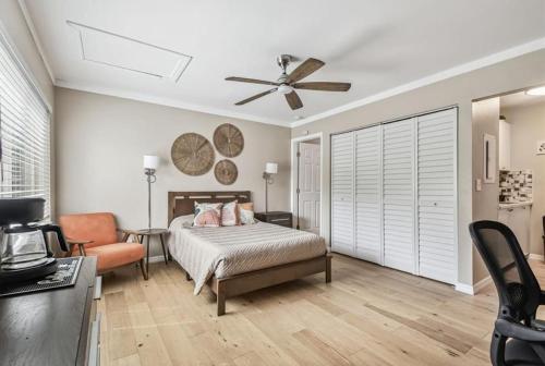 En eller flere senge i et værelse på Studio retreat by the river