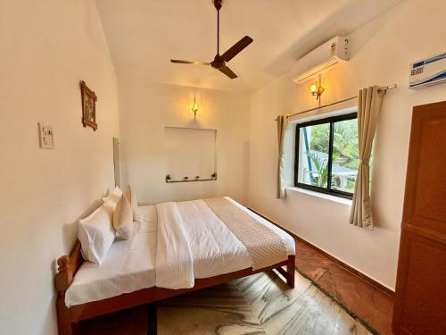 a bedroom with a bed and a window at Zuna Stayz Morjim in Morjim