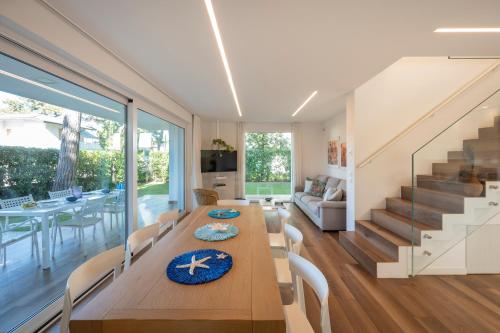 a dining room with a long table and chairs at Summer Villas in Lignano Sabbiadoro