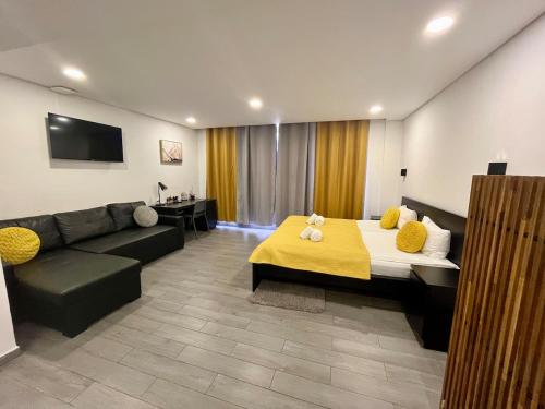 une chambre avec un grand lit et un canapé dans l'établissement Almada Downtown 104, à Porto