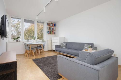 Spacious Apartment in Warsaw with 3 Rooms, Desk and Bathtub by Noclegi Renters