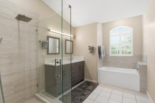 Vannituba majutusasutuses SUPERB VILLA WITH PRIVATE POOL IN NAPLES