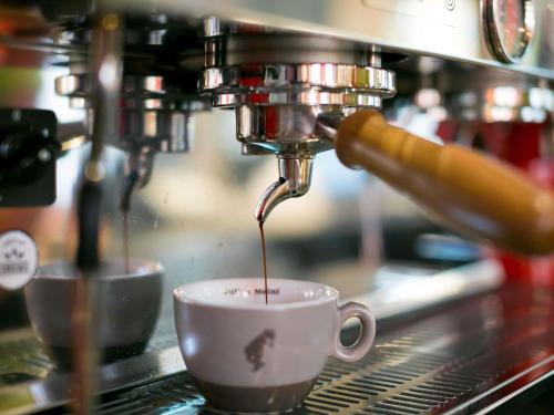 Příslušenství pro přípravu čaje a kávy v ubytování Mercure Galati Centrum