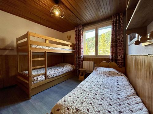 a bedroom with two bunk beds and a window at Appartement confortable 3 pièces, 6 couchages, balcon, proche pistes et télécabine – La Salle-les-Alpes - FR-1-330F-101 in Serre Chevalier