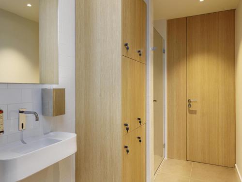 een badkamer met wastafel en douche bij Mercure Porto Centro Aliados in Porto