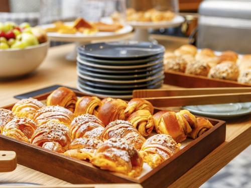 Mercure Porto Centro Aliados في بورتو: حفنة من الحلويات في الصواني على طاولة