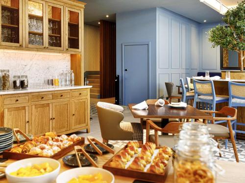 Mercure Porto Centro Aliados في بورتو: مطبخ مع طاولة عليها طعام