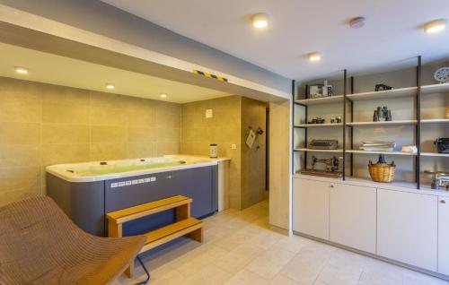 eine Küche mit einer Badewanne in der Mitte eines Raumes in der Unterkunft Villa Castel Muschio by Villas Guide in Omišalj
