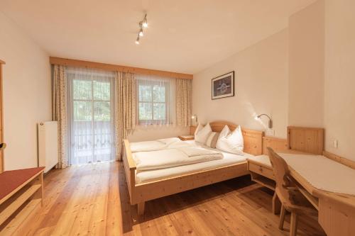 Una cama o camas en una habitación de Innerkohlerhof