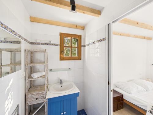 a bathroom with a sink and a bed at Longère - 10 personnes - Vue mer in Tréguennec