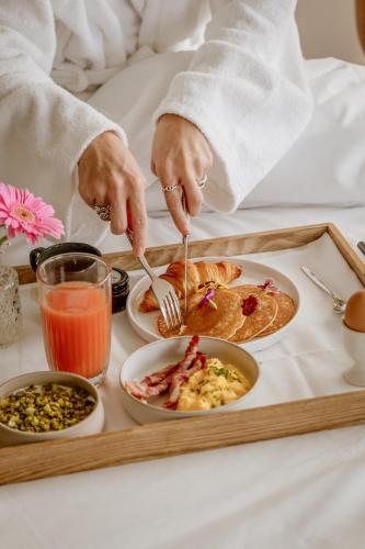 uma pessoa comendo comida em uma bandeja com pratos de comida em Novotel Lyon Centre-Confluence Bord de Saone em Lyon