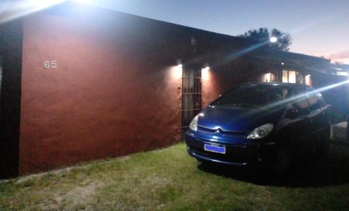 ein vor einem Gebäude geparktes Auto in der Unterkunft Casa en Barra del Chuy-Alvorada in Barra del Chuy