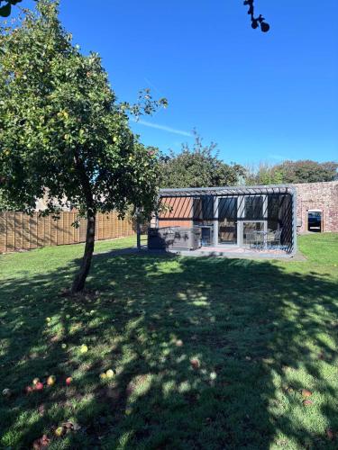 Κήπος έξω από το Glamping Pod with Hot Tub in Orchard