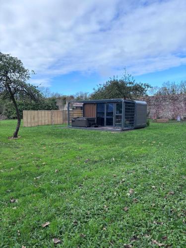Κήπος έξω από το Glamping Pod with Hot Tub in Orchard