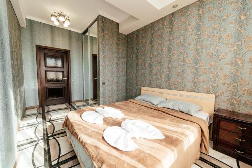 una camera con 2 letti in una stanza con carta da parati di Apartment ultra center Sky House a Chişinău