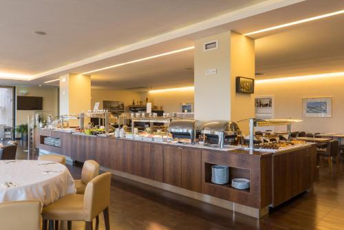 Comida en o cerca de este hotel