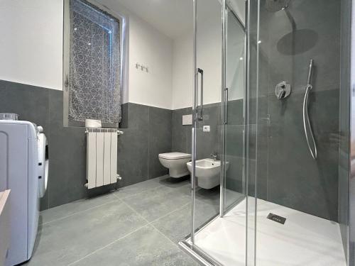 une salle de bain avec une douche en verre et des toilettes dans l'établissement Trilo Giudici, à Clusone