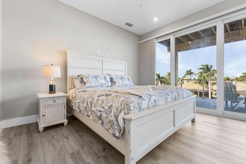 Ένα ή περισσότερα κρεβάτια σε δωμάτιο στο Luxury Waterfront Escape with Multi-Level Views & Gulf Access - The Sand Dollar