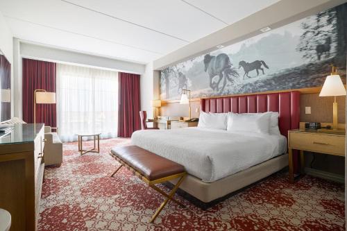 Postel nebo postele na pokoji v ubytování Oak Grove Racing Gaming & Hotel