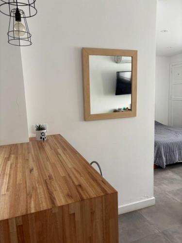 Zimmer mit einem Spiegel und einem Holztisch in der Unterkunft Departamento Roca in La Porteña
