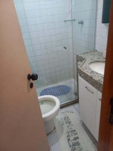 a bathroom with a shower and a toilet and a sink at Gravatá Flat no condomínio Monte Castelo MELHOR LOCALIZAÇÃO , Wi-Fi, SKY e AR in Gravatá