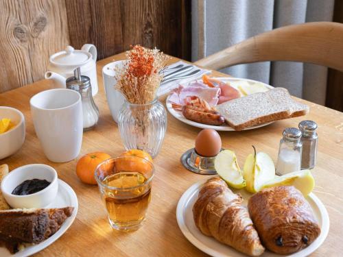 Comida en o cerca de este hotel